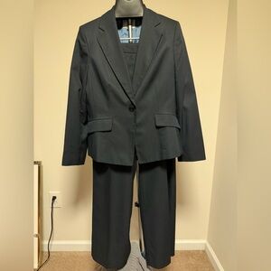 Le Suit Women’s Navy Pinstripe Complete Suit Sz 12, Blazer and Pants